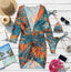 Detalle del estampado tropical y bikini de triángulos con cover up del vestido de baño